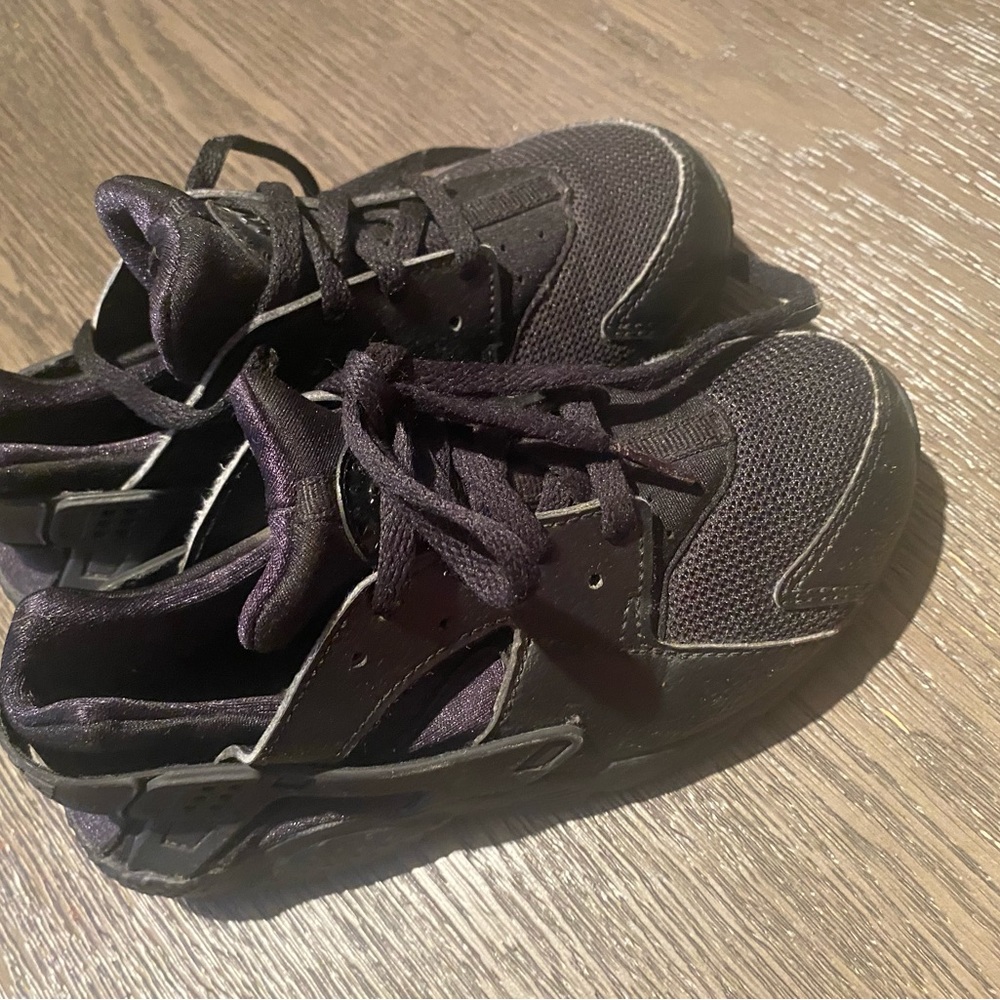 Kids Nike boy or girl I have two pair sizes 13c and size 1